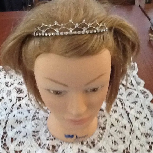 Elegant Silver Hair Tiara with Nature-Inspired Design - Picture 3 of 10